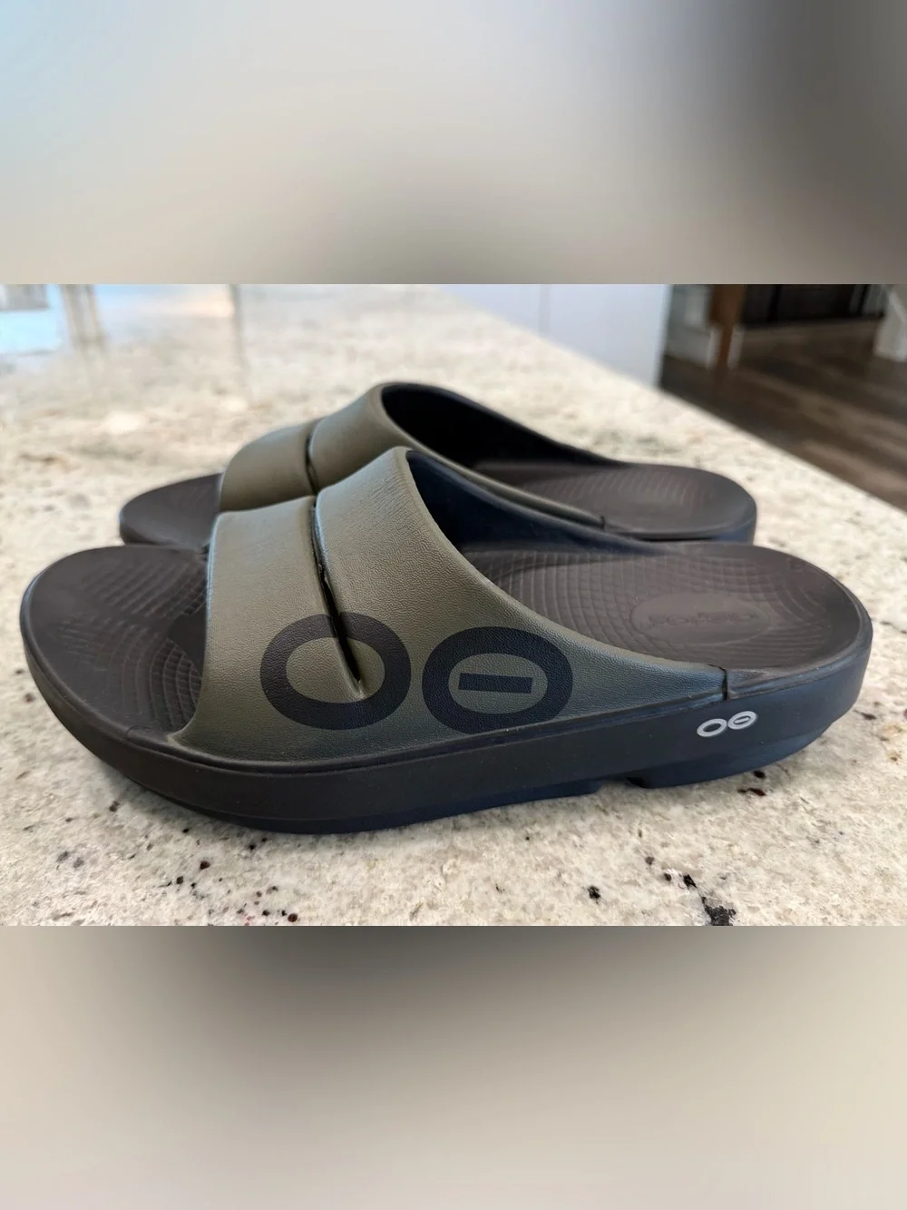 OOFOS Unisex Olive Green and Black Recovery Slides